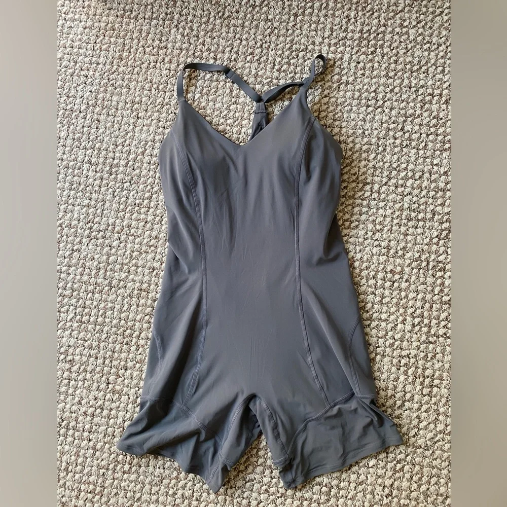 Lululemon one piece! Barely worn- grey size 6 - Picture 3 of 3